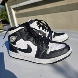 Nike Woman's JORDAN 1 MID SE 'HOMAGE' Size 7 us / Nike Jordan Style # DR0501-101